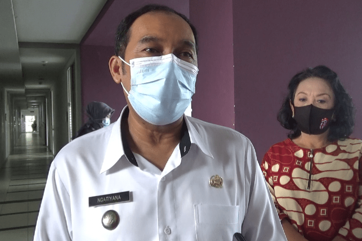 Plt Wali Kota Cimahi Ngatiyana memberikan keterangan pers terkait perpanjangan PPKM Mikro, Rabu (07/4/2021)