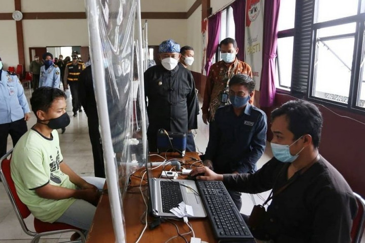 Wakil Wali Kota Bandung Yana Mulyana memantau pemberian KTP Elektronik di Lapas  Perempuan Kelas II Kota Bandung, Jum’at (16/4/2021).