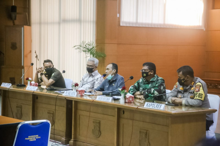 Plt. Walikota Cimahi Ngatiyana memberlakukan kembali PPKM Mikro di Kota Cimahi sebagai imbas dari bertambahnya kasus positif Covid-19 di Cimahi.