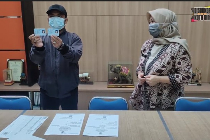 Penyerahan simbolis ketiga dokumen perkawinan kepada seorang warga Cimahi yang dilayani program One Day Service 3 in 1 yang dijalankan Dinas Kependudukan dan Pencatatan Sipil (Disdukcapil) Kota Cimahi, pada Selasa (11/5/2021).