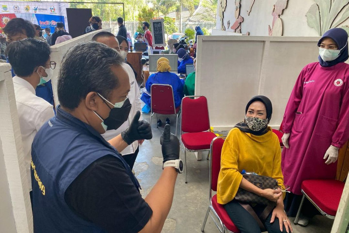 Wakil Wali Kota Bandung Yana Mulyana memantau pelaksanaan vaksinasi di Pasar Sae Sukajadi,Rabu (7/7/2021)