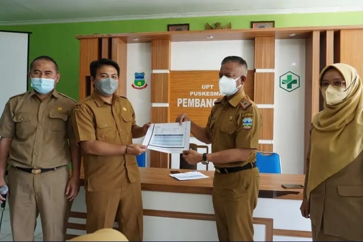 Sekretaris Daerah (Sekda) Kabupaten Garut  Nurdin Yana  menyerahkan secara simbolis Dana Insentif Nakes di Puskesmas Pembangunan, Selasa (27/7/2021)