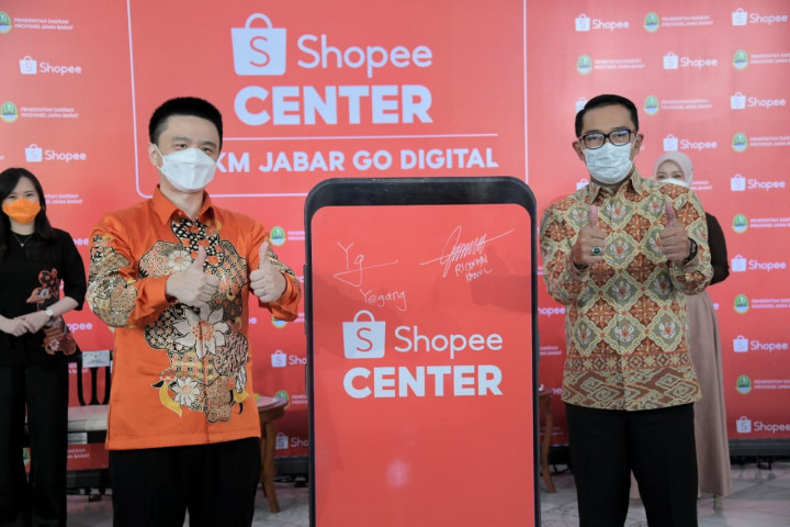 Gubernur Jabar Ridwan Kamil saat menyaksikan penandatanganan komitmen bersama dilakukan Kepala Dinas Pemberdayaan Masyarakat dan Desa provinsi Jabar dengan Direktur Eksekutif Shopee Indonesia di Gedung Pakuan, Kota Bandung, Rabu (2/6/2021).