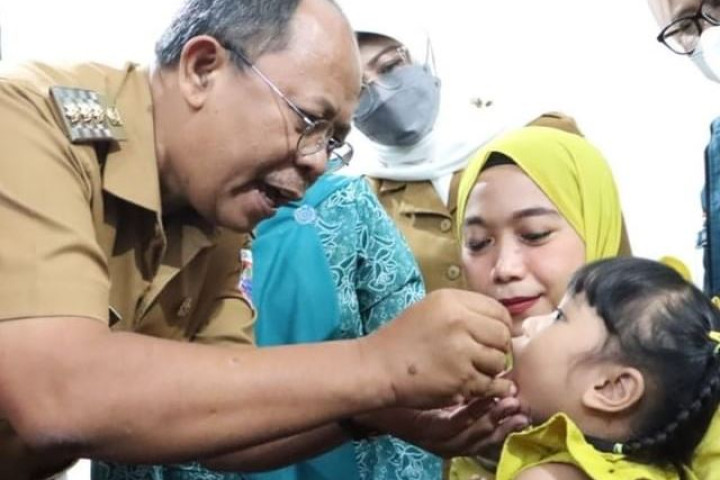 Pj Wali Kota Cimahi Dikdik S Nugrahawan memberikan imunisasi polio kepada slah seorang balita, belum lama ini