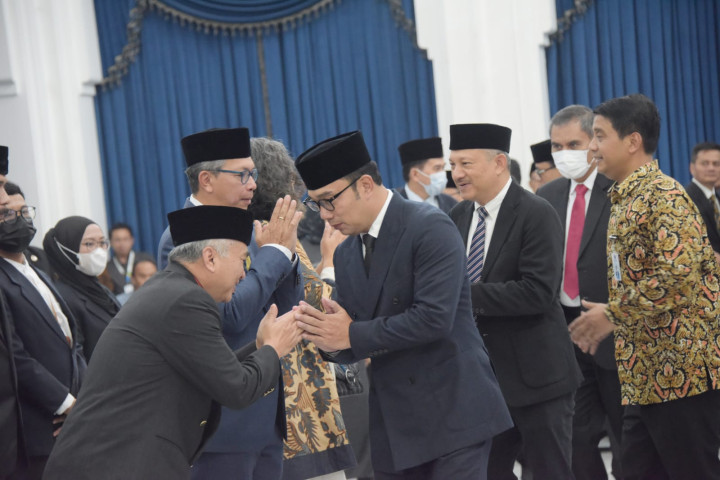 Kepala BP Cekban dan BP Rebana diberi selamat  usai dilantik Gubernur Jabar Ridwan Kamil, di Aula Gedung Sate, Kamis (27/4/2023)
