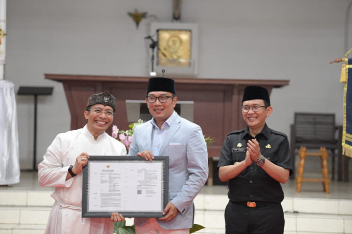 Gubernur Jawa Barat Ridwan Kamil menyerahkan Persetujuan Bangunan Gedung (PBG) Gereja Katolik Ibu Teresa Paroki Cikarang di Kabupaten Bekasi, Selasa (11/4/2023)