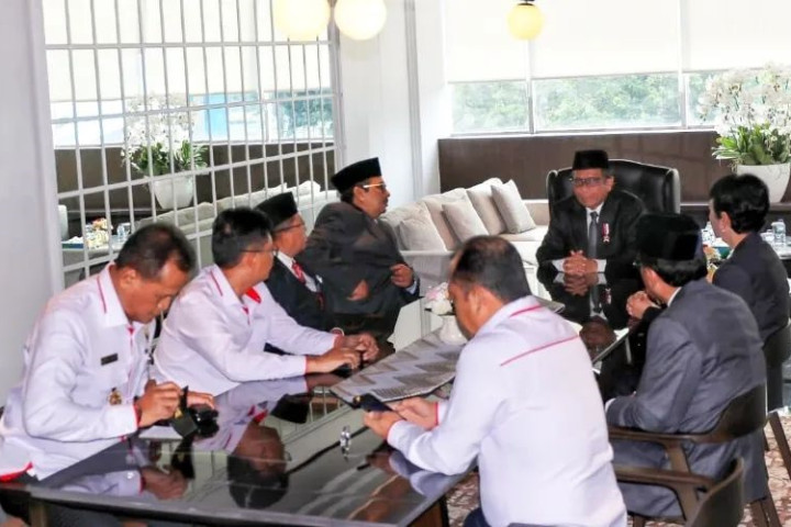 Usai ditugaskan Jokowi menjadi Plt Mekominfo, Mahfud MD memimpin rapat di Kemkominfo, Senin (22/5/2023) 