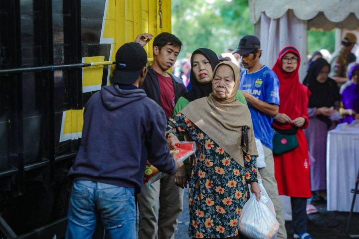 Warga Kota Bandung membeli pangan murah saat Operasi Pasar Bersubsidi di Jalan Dipati Ukur Kelurahan Lebakgede, Kecamatan Coblong, Kamis 4 April 2024.