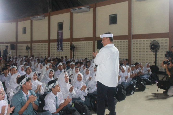 Sekda Herman Suryatman memberi arahan kepada 1.500 pelajar yang tergabung Forum OSIS Jawa Barat (FOJB) di Telkom University.