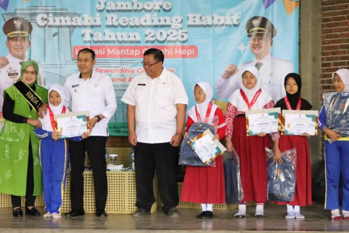 Wali Kota Cimahi Ngatiyana memberikan hadiah kepada peserta Cimahi Jambore Reading Habit, di Alam Wisata Cimahi, Rabu, 20 Agustus 2025