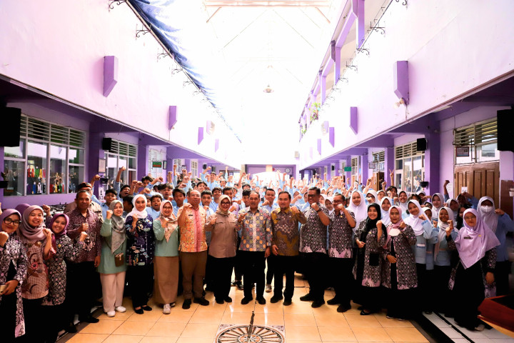 Wali Kota Cimahi Ngatiyana berfoto bersama usai menghadiri Cek Kesehatan di SMPN 6 Cimahi 