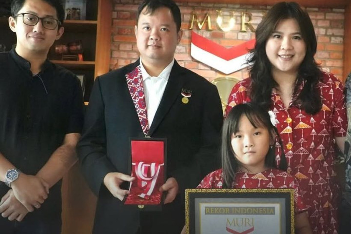 Penyanyi Cilik Miel Carol asal Kota Bandung meraih rekor MURI sebagai “Penyanyi Termuda yang Menciptakan dan Merilis Album”. 