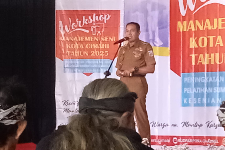 Wali Kota Cimahi Ngatiyana membuka Workshop Manajemen Seni di Alam Wisata Cimahi, Selasa, 26 Agustus 2025