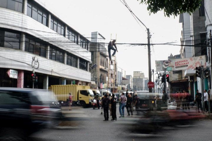 untuk mewujudkan kota yang aman, cantik, dan nyaman, Pemerintah Kota Bandung diminta untuk  terus melakukan langkah penertiban kabel udara.