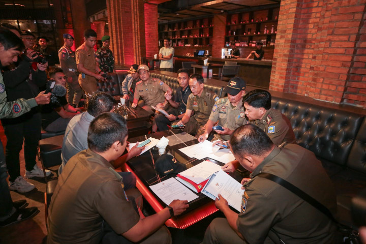Ketua Tim Yustisi Penegakan Perda Kota Bandung yang juga Wakil Wali Kota Bandung, Erwin melakukan pemeriksaan di Brotherhood Bunker terkait Viralnya ‘Pesta Sabun’ yang meresahkan masyarakat.