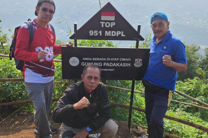 Pendaki berada di kawasan Puncak Gunung Padakasih