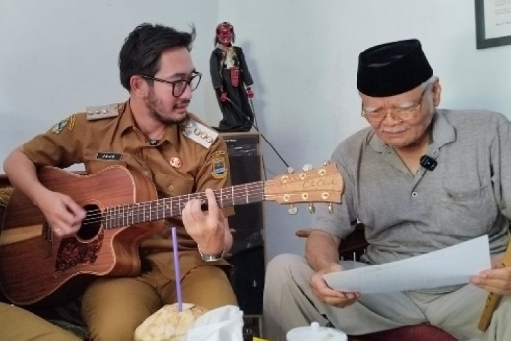 Bupati Bandung Barat Jeje Richie Ismail Jeje menemui kediaman H. Ase Rukmantara, maestro seni pencipta Karatagan Bandung Barat dan Himne Bandung Barat, di RW 13 Desa Mandalawangi, Kecamatan Cipatat, Kamis, 28 Agutus 2025