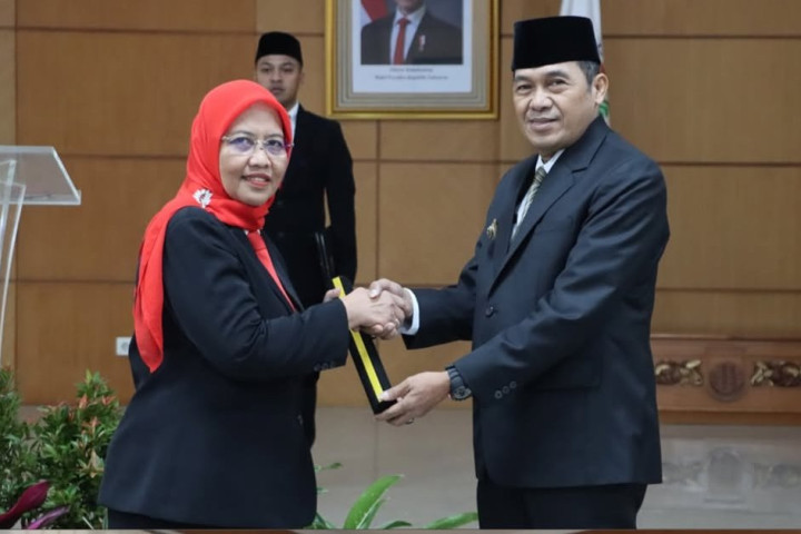 Wali Kota Cimahi Ngatiyana menyerahkan Surat Keputusan kepada Sekda Kota Cimahi Maria Fitriana usai pelantikan, di Aula Gedung A Pemkot Cimahi, Kamis, 28 Agutus 2025