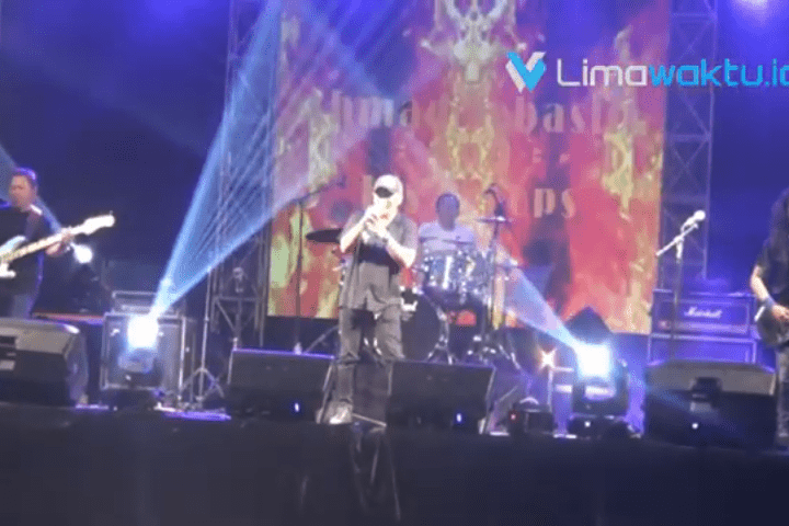 Perform Cimahi Rock Tribute 1 di Lapangan Basket Pusdikjas, September 2024