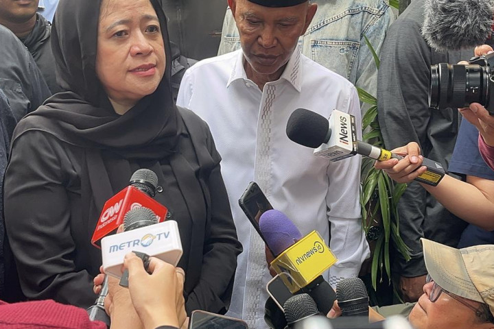 Ketua DPR RI Puan Maharani memberikan keterangan pers, usai mendatangi rumah almarhum Affan Kurniawan, Sabtu, 30 Agustus  2025.