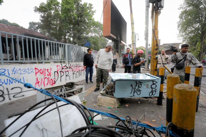Wali Kota Bandung M Farhan memantau kondisi sarana publik yang terdampak aksi demo massa, Sabtu, 30 Agutus 2025