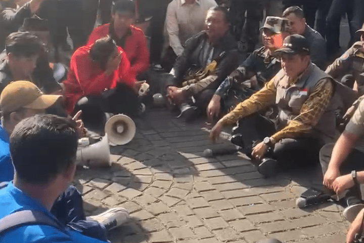 Ratusan Mahasiswa Berdialog dengan Wali Kota Cimahi Ngatiyana dan Forkopimda, saat aksi unjukrasa di gedung DPRD Kota Cimahi, Selasa, 2 September 2025