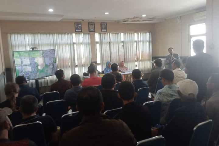 Kuasa Hukum Juariah  Achmad Gunawan menghadiri pertemuan pembahasan akses jalan perumahan Nanjung Regency, di Kantor Kelurahan Utama, Selasa, 2 September 2025. 