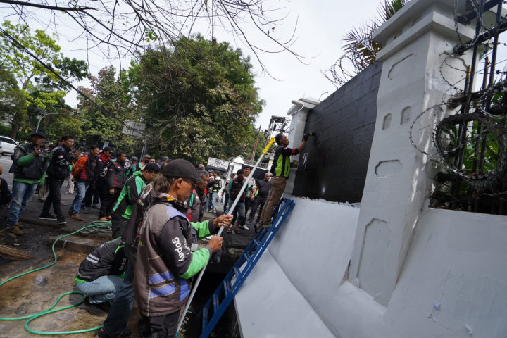 Pengemudi Ojol Lakukan Bersih-bersih di Jalan Diponegoro, Kota Bandung, Rabu, 3 September 2025