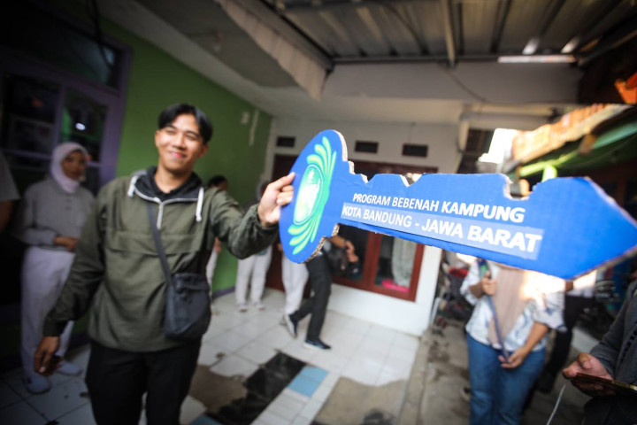 Warga Kelurahan Kopo Bandung  menerima kunci rumah dari pemerintah