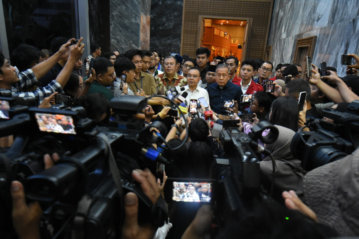 Wakil Ketua DPR RI Sufmi Dasco Ahmad memberikan keterangan pers di gedung parlemen