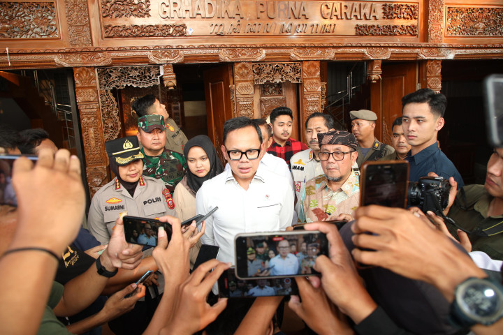 Wamendagri  Bima Arya Sugiarto memberikan keterangan pers usai Rakor dengan Pemkab Cirebon, Rabu, 3 Sptember 2025 