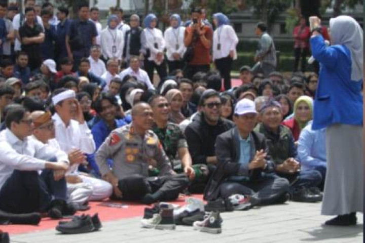 Gubernur Jawa Barat didampingi Forkopimda mendegar aspirasi dari para mahasiswa, di Gedung Sate, Rabu, 3 September 2025