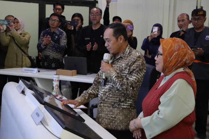 Wali Kota Cimahi melakukan Launching WA Mantap di Gedung A Pemkot Cimahi, Kamis, 4 September 2025.