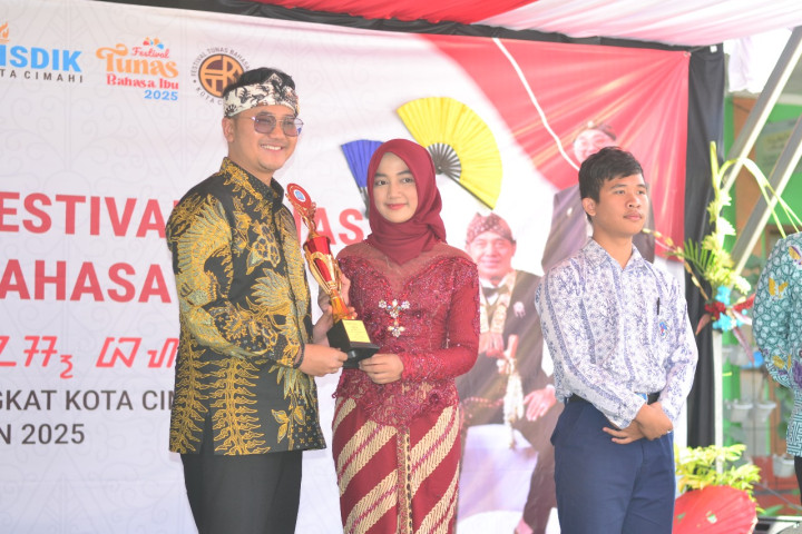 Wakil Wali Kota Cimahi Adhitia Yudisthira menyerahkan piala kepada peserta FTBI, di SD Kihapit, Kamis, 4 September 2025