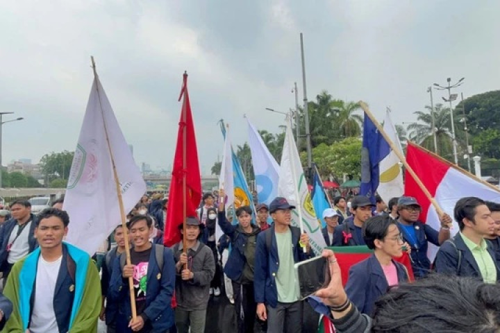Massa Mahasiswa Universitas Padjdjaran mendatangi gedung DPR RI untuk mengawal deadline Tuntutan Rakyat 17+8, Jum'at, 5 September 2025