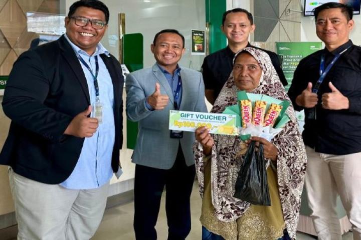 membagikan hadiah emas dan voucer tabungan emas di seluruh kantor cabangnya.