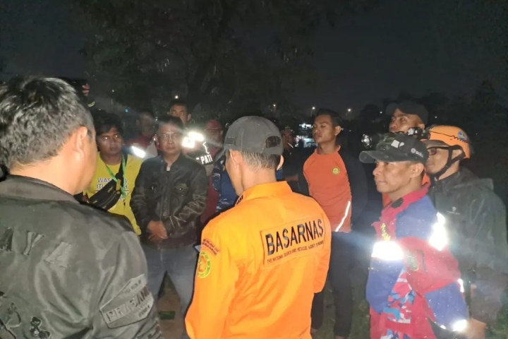 Tim SAR Gabungan melakukan pencarian dua orang warga yang terpeleset di Sungai Citarum 