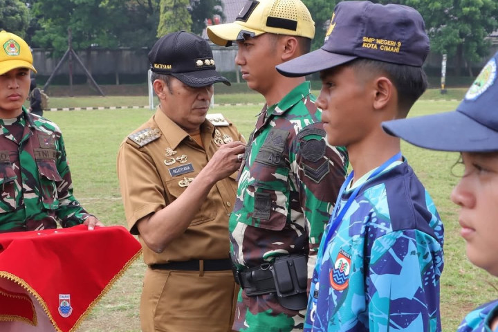 Wali Kota Cimahi Ngatiyana membuka kegiatan pendidikan kedisiplinan bagi siswa SMP se-Kota Cimahi tahun 2025,Program yang digelar di Pusat Pendidikan Jasmani (Pusdikjas) TNI Angkatan Darat, Baros