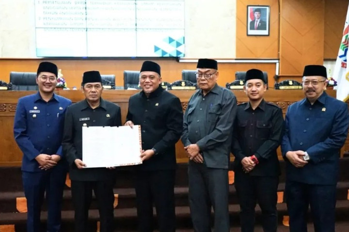 Wali Kota Cimahi Ngatiyana dan Wakil Wali Kota Cimahi Adhiti Yudisthira menyampaikan dokumen KUP-PPAS APBD 2026, dalam Sidang Paripurna DPRD Kota Cimahi, Selasa, 9 September 2025