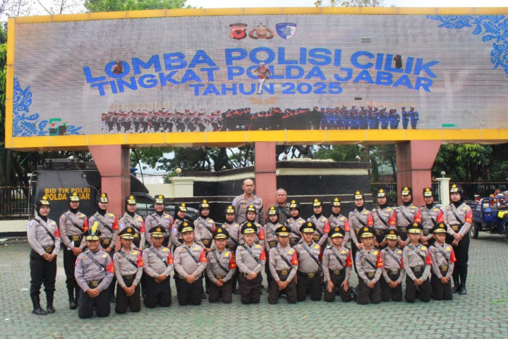 Polisi Cilik SDN 7 Ciamis berfoto bersama usai meraih Juara Bina ke-3 Lomba Pocil se Polda Jabar 2025 