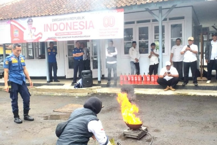 Pemadam Kebakaran dan Satpol PP Kabupaten Ciamis melakukan edukasi pencegahan kebakaran di Halaman Kanto Kecamatan Panumbangan, Rabu, 10 September 2025