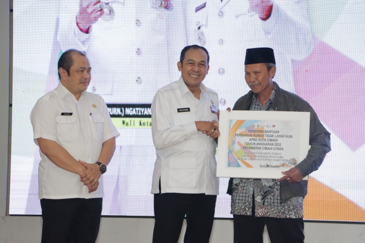 Wali Kota Cimahi Ngatiyana menyerahkan secara simbolis bantuan rutilahu, di Gedung Cimahi Technopark, Rabu, 10 September 2025.