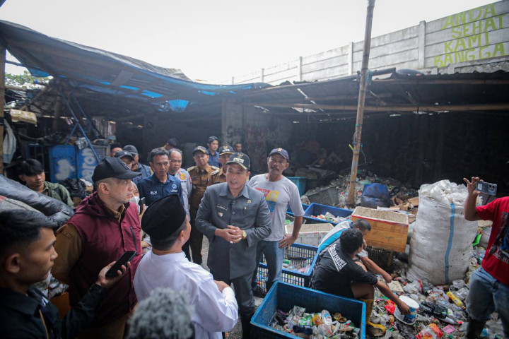 Wakil Wali Kota Bandung Erwin berdialog dengan warga Kelurahan Cibaduytu yang terganggu pencemaran sampah, Kamis, 11 September 2025.