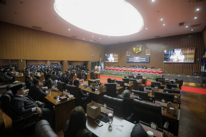 Pimpinan dan Anggota DPRD Kota Bandung menggelar rapat paripurna belum lama ini 