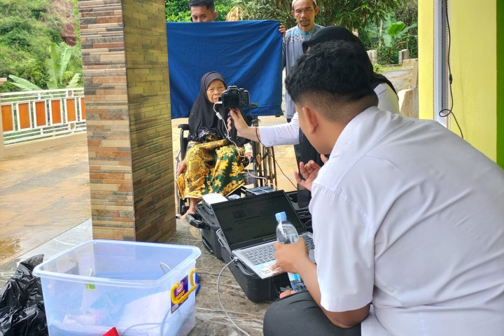 Petugas Disdukcapil Kabupaten Ciamis melakukan perekaman el-KTP    wargaa lansia, Kamis, 10  September 2025
