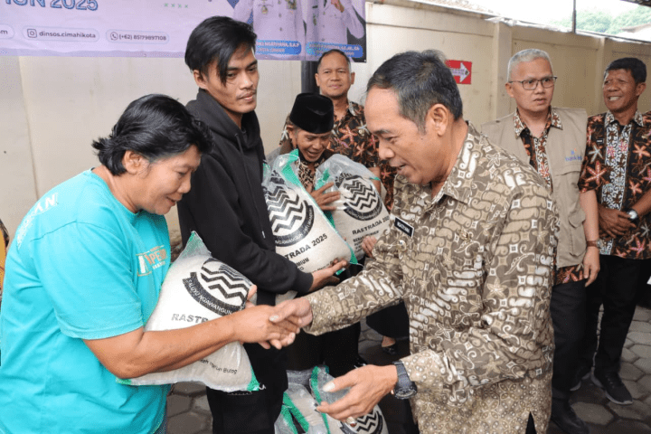 Wali Kota Cimahi Ngatiyana menyerahkan Bantuan Beras Sejahtera Daerah (Rastrada) di Kelurahan Utama Kecamatan Cimahi Selatan, Kamis, 11 September 2025. 