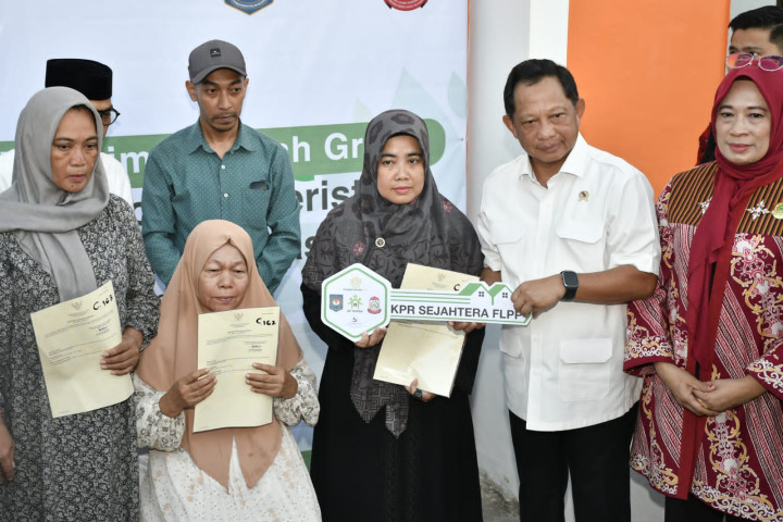 Mendagri M Tito Karnavian menyerahkan kunci rumah bersubsidi gratis kepada korban unjuk rasa , di Perumahan Grand Sulawesi Bontomarannu U94, Kampung Lette, Romang Lompoa, Kabupaten Gowa, Sulawesi Selatan, Kamis (11/9/2025).