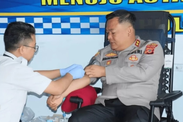 Kapolres Ciamis AKBP H. Hidayatullah mengikuti Donor Darah di Mapolres Ciamis, JUm'at, 12 September 2025