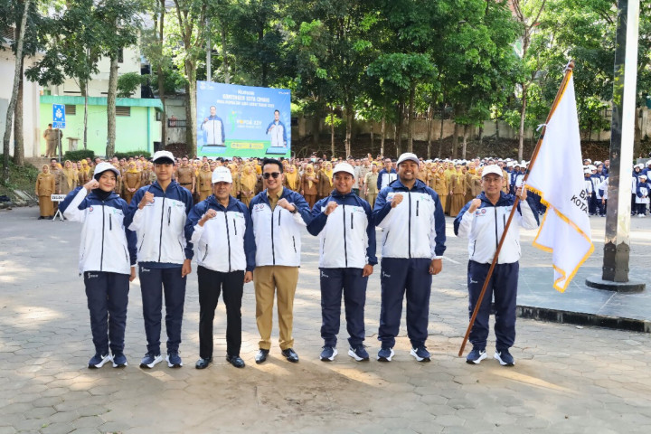 Wali Kota Cimahi Ngatiyana melepas KOntingen  Kota Cimahi di ajang Popda Jabar, di Lapangan Apel, Senin, 15 September 2025. 
