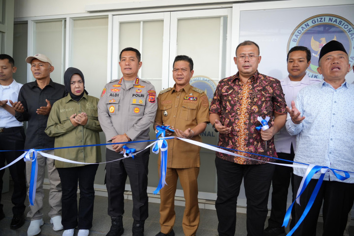 Wakil Ketua DPR RI Cucun Ahmad Samsurijal bersama Bupati Bandung Dadang Supriatna secara resmi meresmikan penggunaan Jembatan Cikawao di Desa Cikawao, Kecamatan Pacet, Kabupaten Bandung, Senin (15/9/2025).